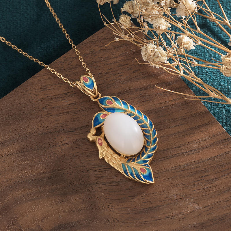Collier pendentif en cuivre et jade blanc avec paon et bénédiction