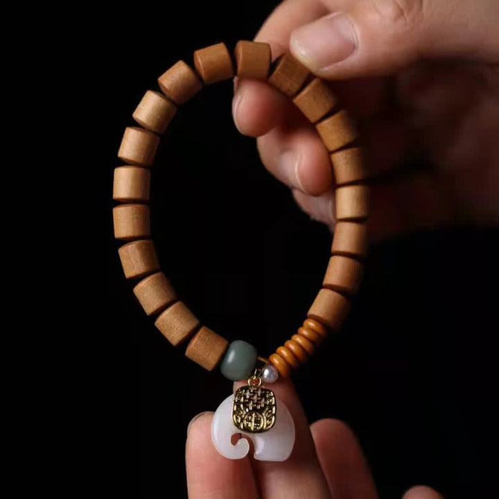Bracelet de protection éléphant en jade et bois de santal