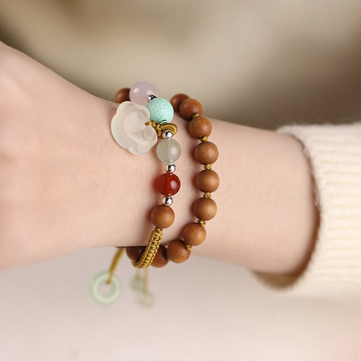 Bracelet double tour apaisant avec breloque en forme de boucle de paix et de bois de santal vert et calcédoine de Buddha Stones