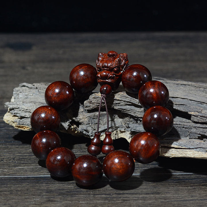 Bracelet de protection sculpté en forme de dragon en bois de santal vert et bois de rose avec petites feuilles de Buddha Stones