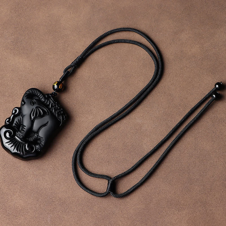 Collier avec pendentif en obsidienne noire et protection d'éléphant