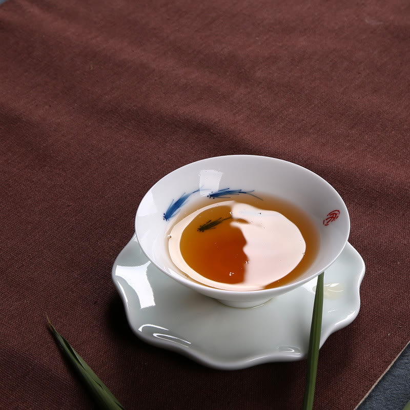 Tasse à thé en céramique de poisson koï en porcelaine bleue et blanche de Jingdezhen Buddha Stones
