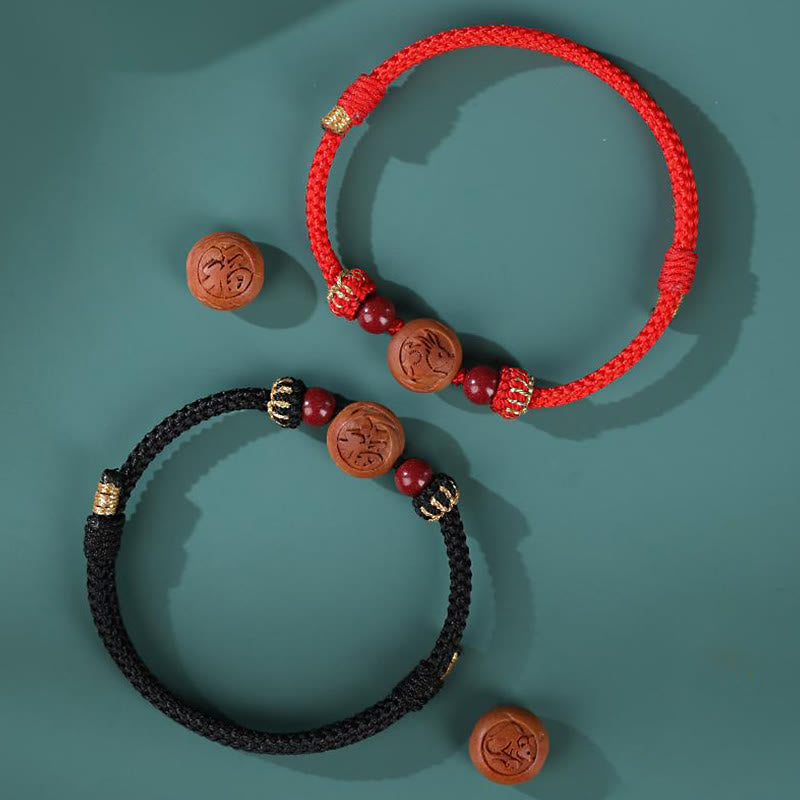 Bracelet de richesse en bois de pêche naturel Buddha Stones et caractère Fu du zodiaque chinois sculpté en cinabre