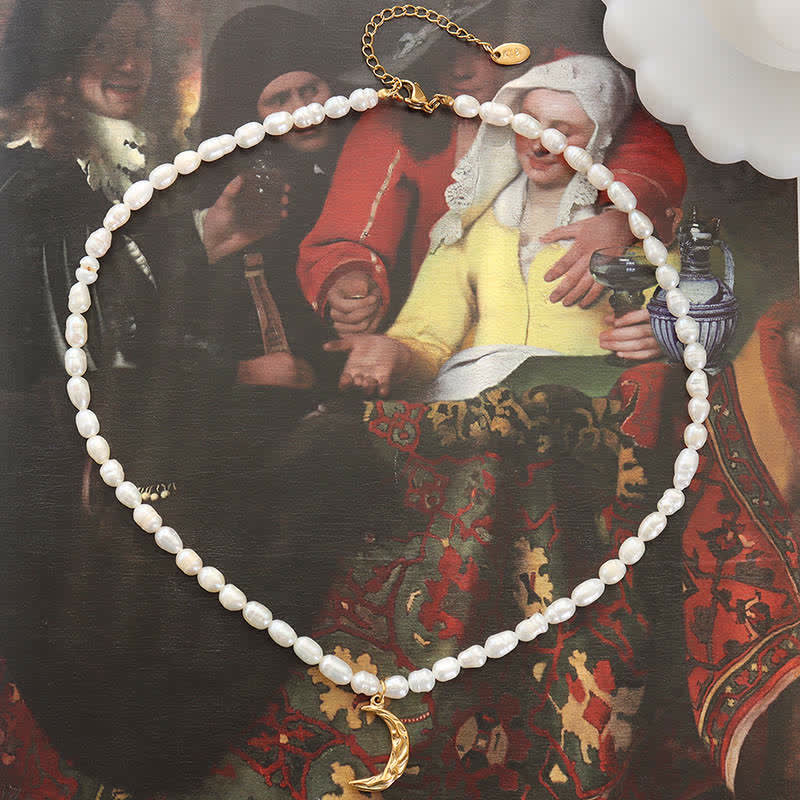 Collier avec pendentif en forme de croissant de lune et de perle