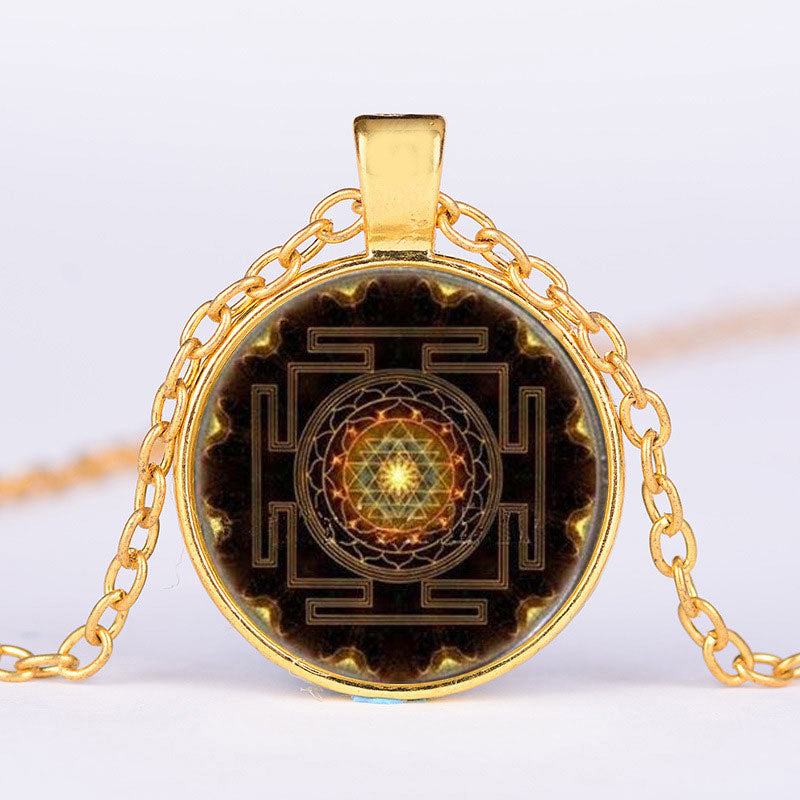 Collier de pierres précieuses du temps sacré Sri Yantra