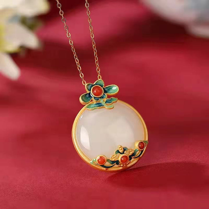 Collier pendentif porte-bonheur en jade blanc et agate rouge