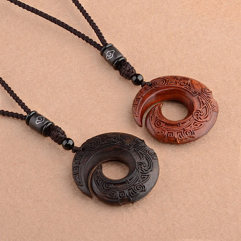 Buddha Stones Petite Feuille Bois de Santal Rouge Bois d'Ébène La Chance Améliore Le Motif de Conception Collier Pendentif de Protection