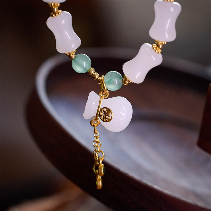 Bracelet en Buddha Stones en soie blanche naturelle dorée et bambou avec motif porte-bonheur et personnage Fu