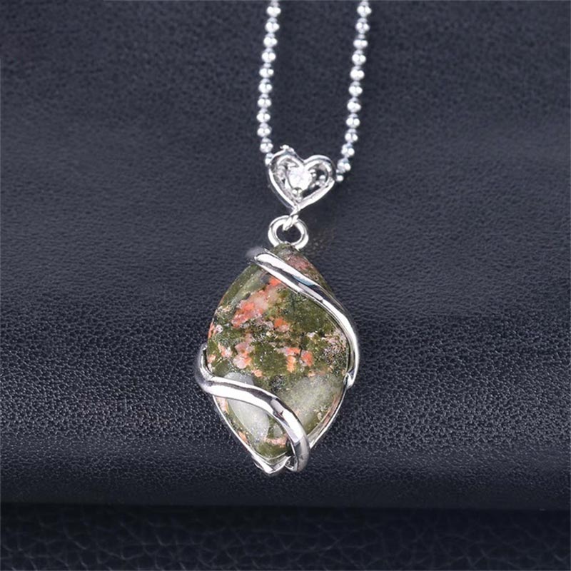Collier pendentif en pierre de cristal naturel à motif marquise Buddha Stones
