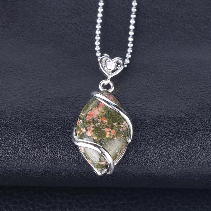 Collier pendentif en pierre de cristal naturel à motif marquise Buddha Stones