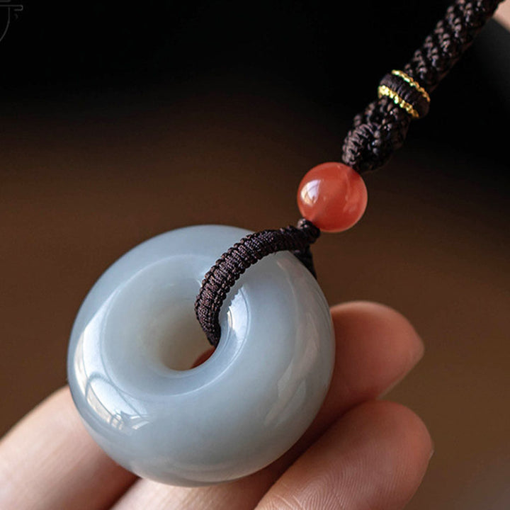 Collier pendentif porte-bonheur en jade gris rond naturel Buddha Stones