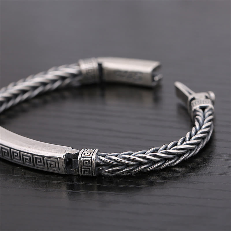 Bracelet porte-bonheur gravé avec motif svastika
