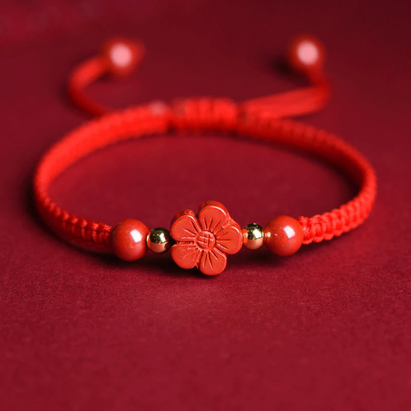 Bracelet en fil rouge avec trèfle à quatre feuilles et fleur à cinq pétales en cinabre et bénédiction de Buddha Stones