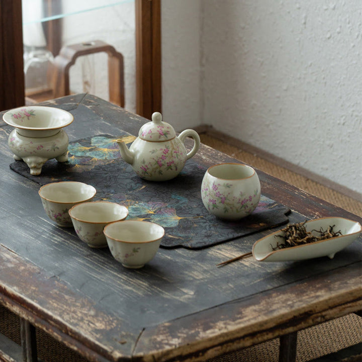 Tasse à thé en céramique avec Buddha Stones et fleurs de pêcher et marguerites