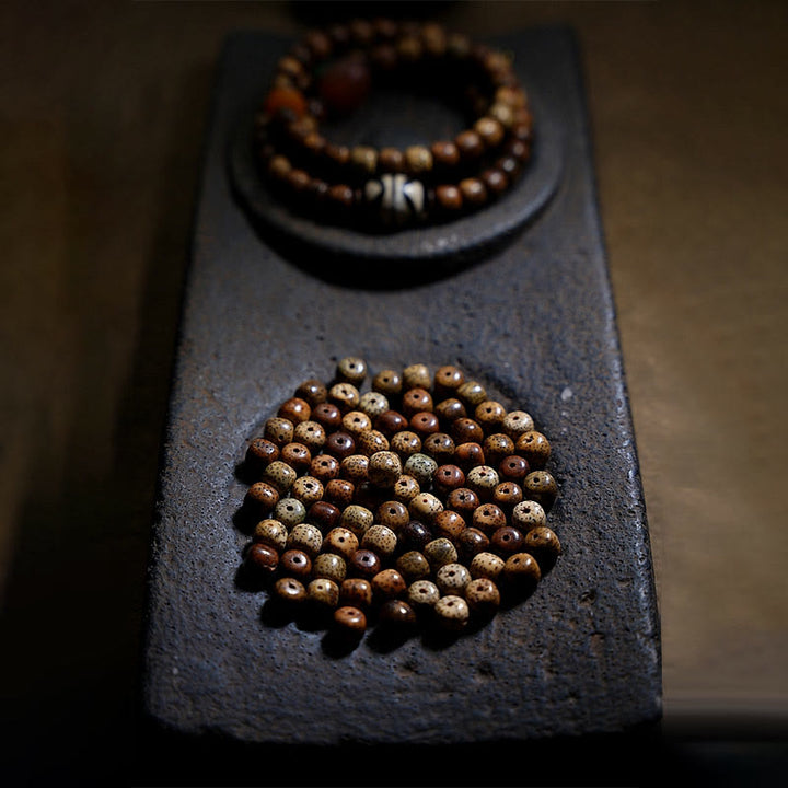 Bracelet triple tour en perles d'ambre et dzi tibétaines en Buddha Stones et graines de Bodhi, perles d'agate et de déesse de la richesse Zakiram