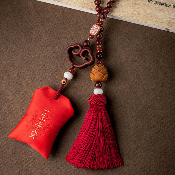 Buddha Stones tibétaines à petites feuilles de bois de santal rouge, lotus, cinabre, sachet de protection, pompon, décoration à suspendre pour voiture