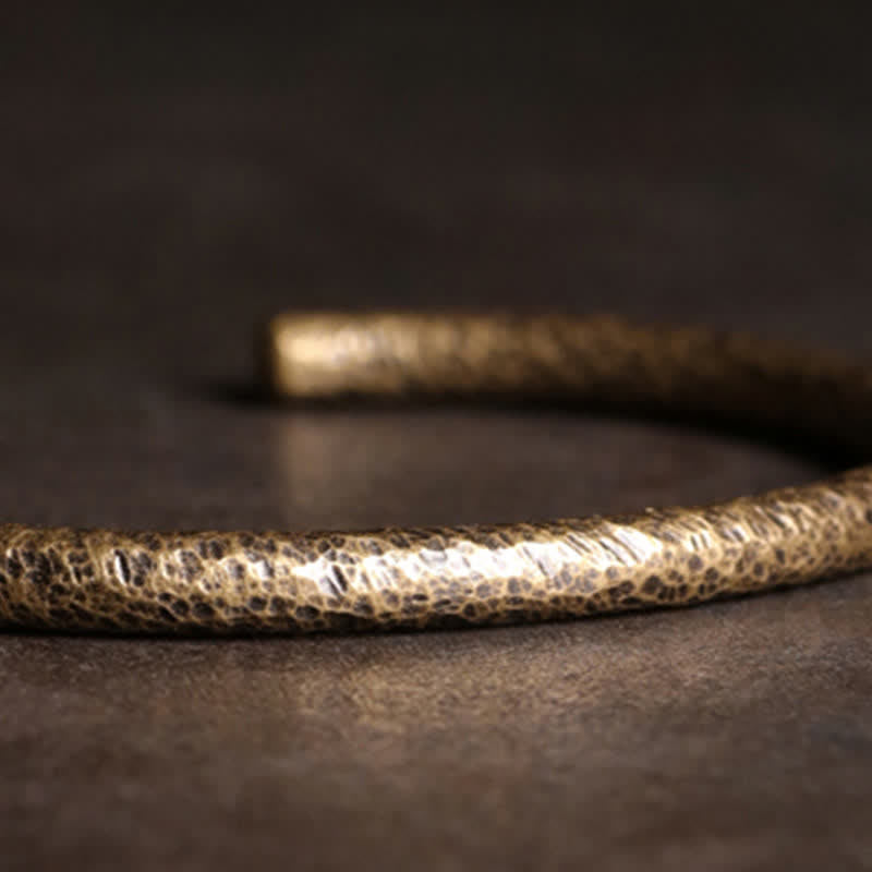 Bracelet manchette ajustable en cuivre au design rustique avec Buddha Stones