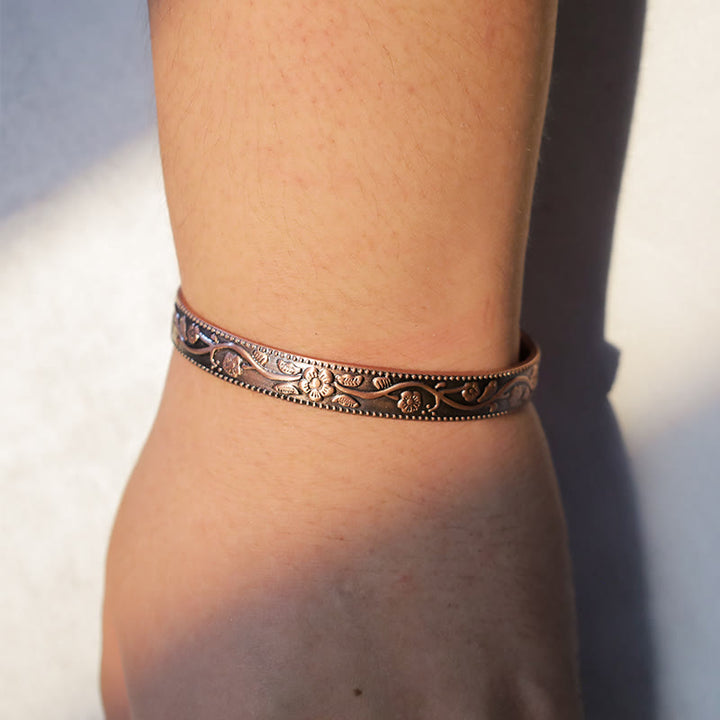 Bracelet manchette réglable magnétique en cuivre avec Buddha Stones et motif floral