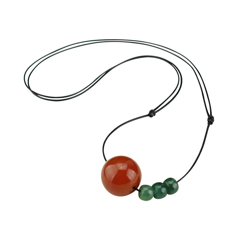 Collier pendentif en cuir avec perles de rocaille Bodhi vertes et Buddha Stones en agate rouge et aventurine verte