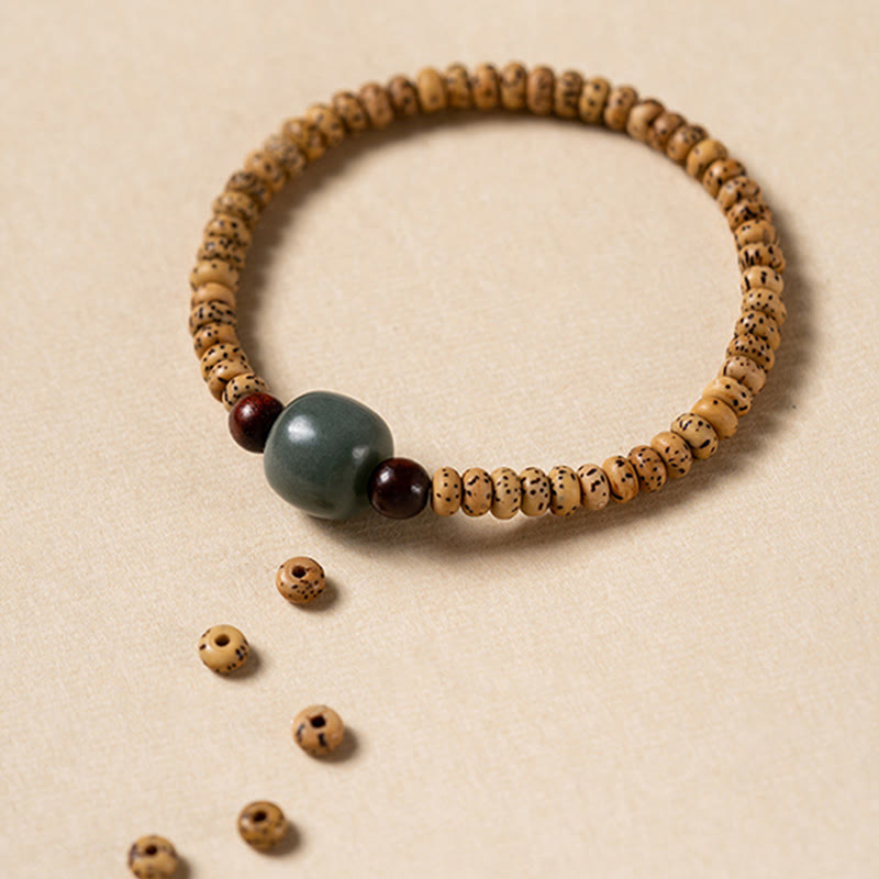 Bracelet de sagesse en bois de santal rouge à petites feuilles et Buddha Stones