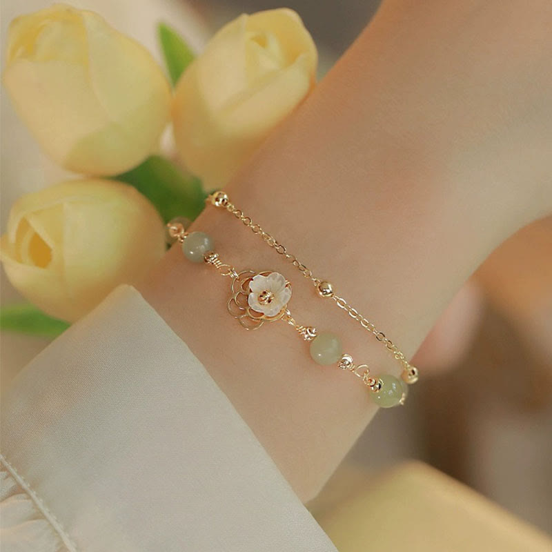Bracelet porte-bonheur double couche en jade plaqué or 14 carats avec papillon et fleur de pierre Tridacna de Buddha Stones