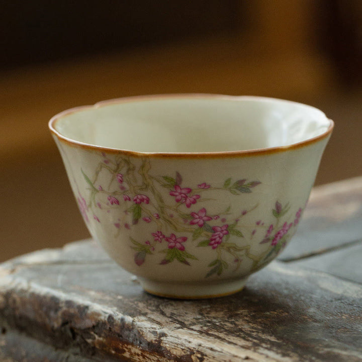 Tasse à thé en céramique avec Buddha Stones et fleurs de pêcher et marguerites