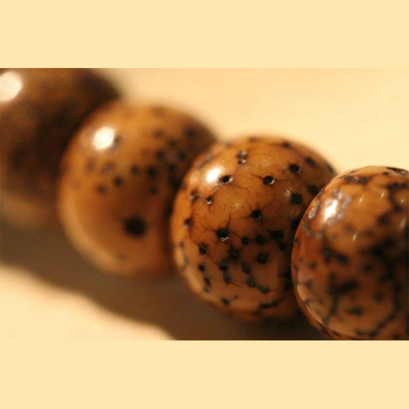 Bracelet triple tour en perles d'ambre et dzi tibétaines en Buddha Stones et graines de Bodhi, perles d'agate et de déesse de la richesse Zakiram