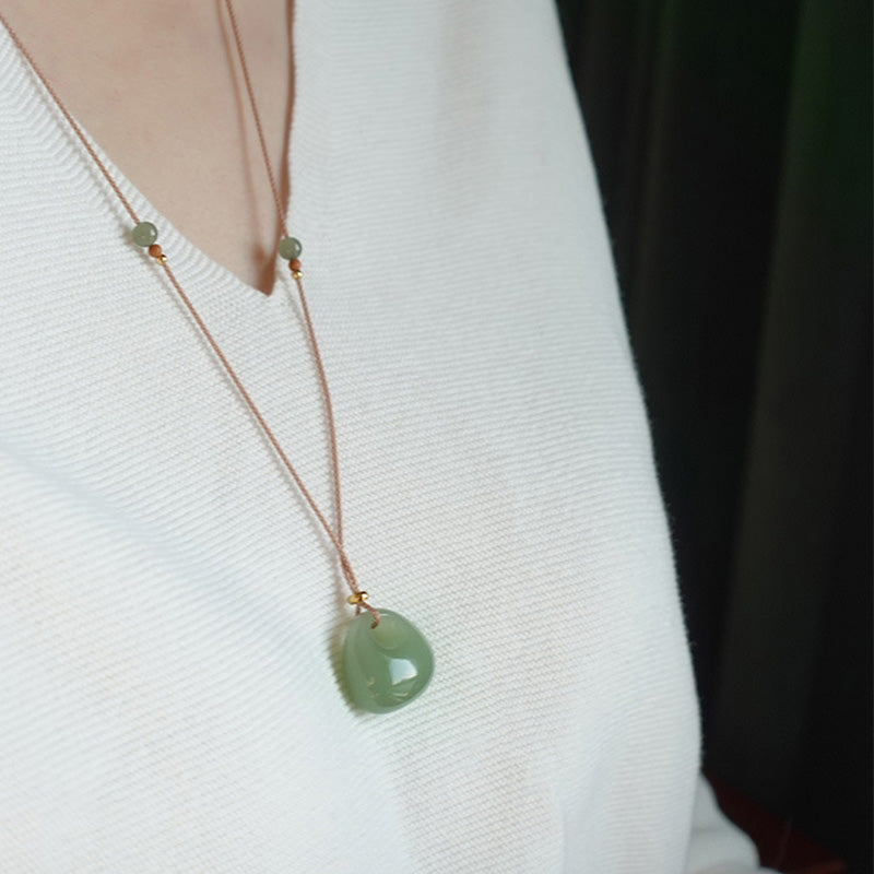 Collier pendentif porte-bonheur et prospérité en jade naturel Buddha Stones (couleur aléatoire)