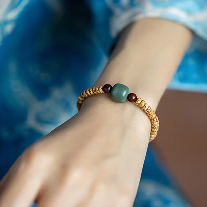 Bracelet de sagesse en bois de santal rouge à petites feuilles et Buddha Stones