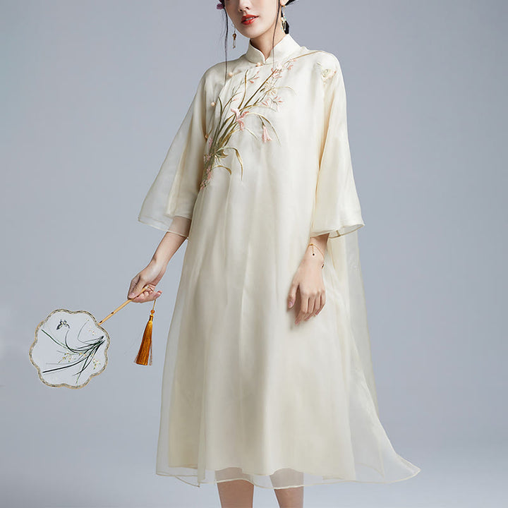 Robe qipao vintage en soie de Buddha Stones 100 % 6 momme avec broderie de fleurs et de papillons pour femme
