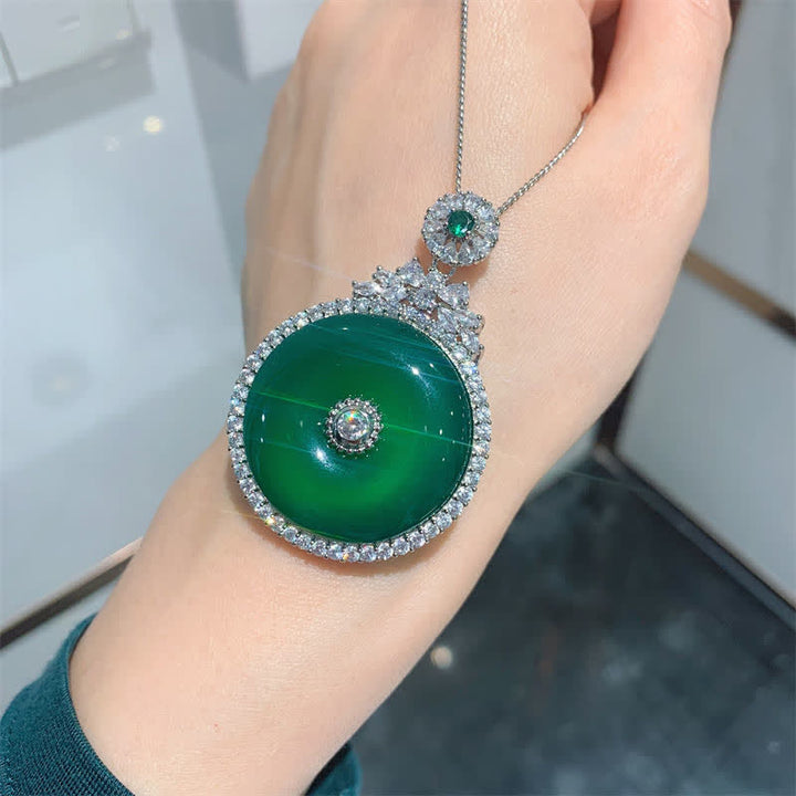 Collier avec pendentif rond en calcédoine verte et Buddha Stones