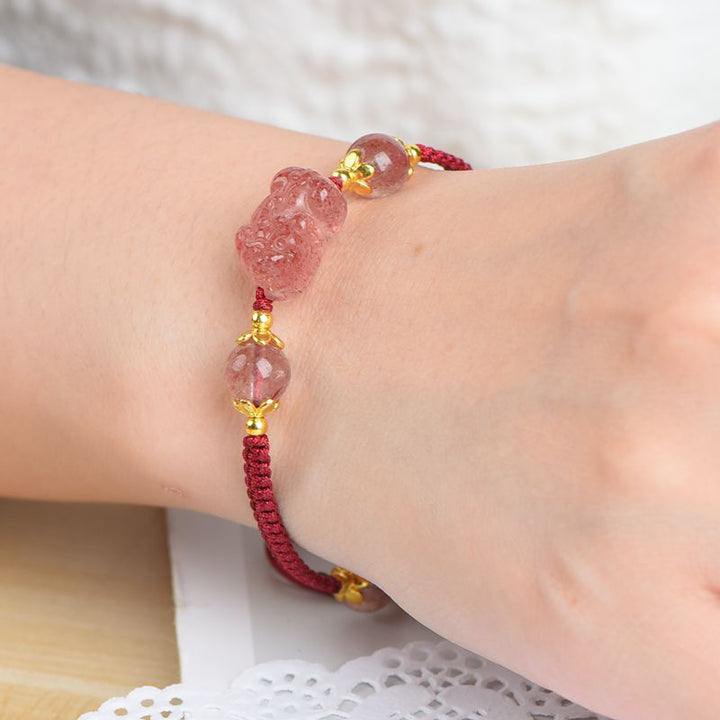 Bracelet porte-bonheur en fil rouge avec breloque Pixiu en cristal naturel de fraise de Buddha Stones
