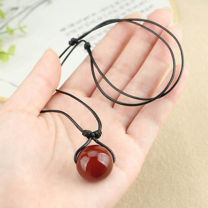 Collier avec pendentif en cuir et perles d'agate rouge de Buddha Stones