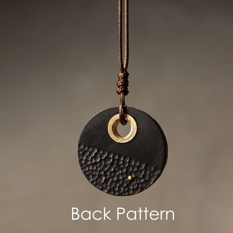 Collier pendentif en cuivre et bois d'ébène rond fabriqué à la main avec des Buddha Stones