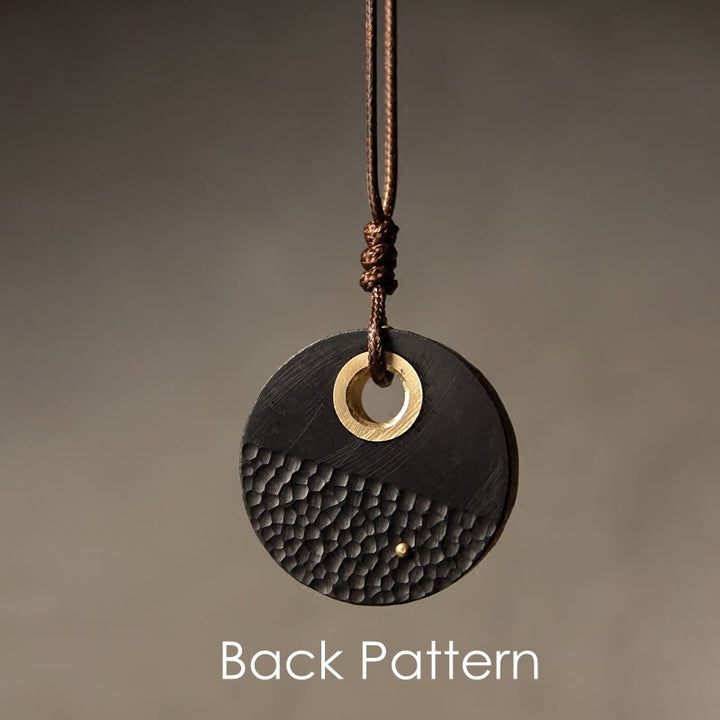 Collier pendentif en cuivre et bois d'ébène rond fabriqué à la main avec des Buddha Stones