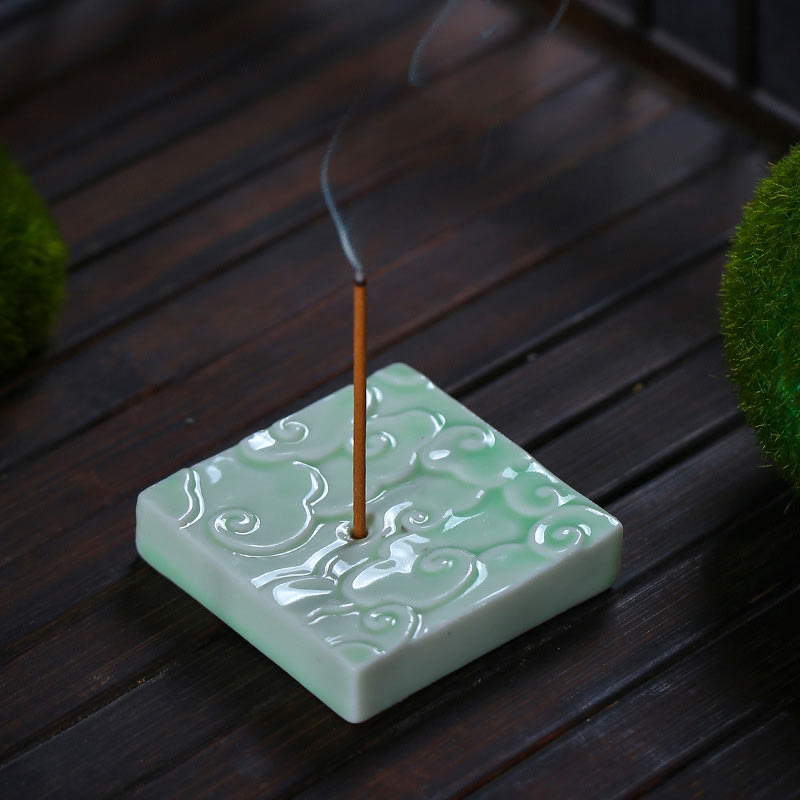 Brûleur d'encens en céramique avec mini Buddha Stones et nuages de bon augure