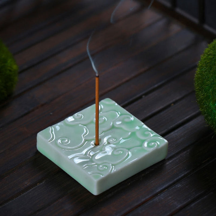 Brûleur d'encens en céramique avec mini Buddha Stones et nuages de bon augure