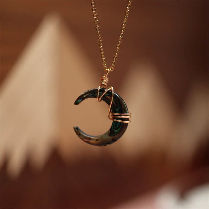 Collier pendentif en forme de croissant de lune en pierre naturelle de Tridacna de Buddha Stones