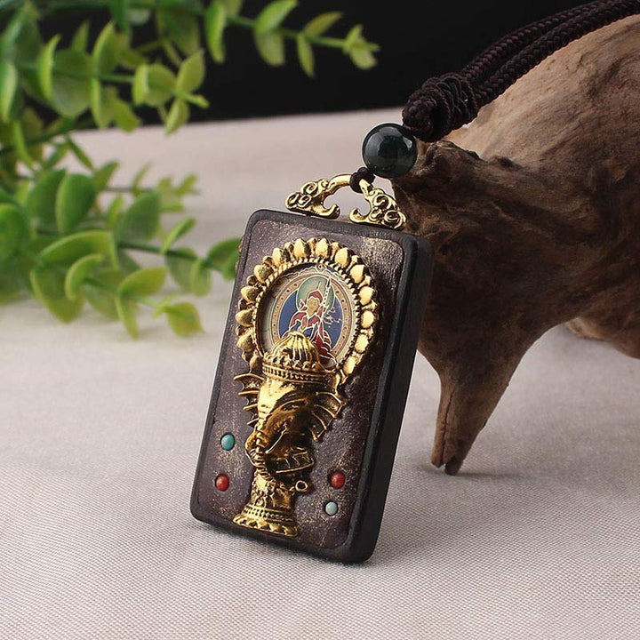 Collier avec pendentif en corde représentant un éléphant en bois d'ébène, dieu de la fortune et de la bénédiction du Bouddha
