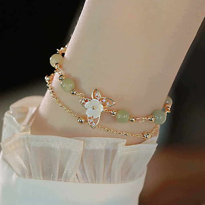 Bracelet porte-bonheur double couche en jade plaqué or 14 carats avec papillon et fleur de pierre Tridacna de Buddha Stones
