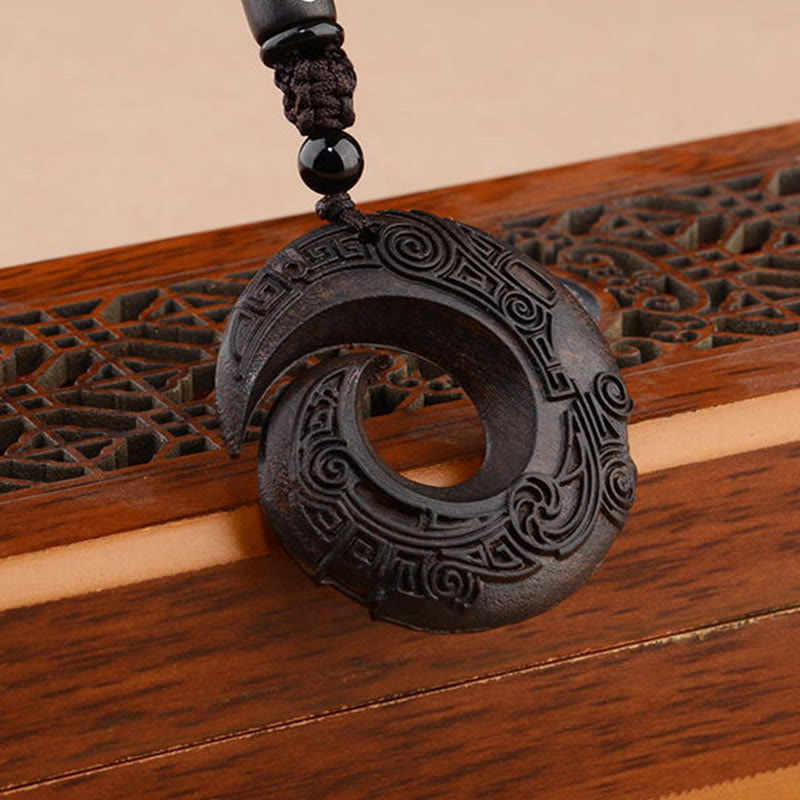 Buddha Stones Petite Feuille Bois de Santal Rouge Bois d'Ébène La Chance Améliore Le Motif de Conception Collier Pendentif de Protection