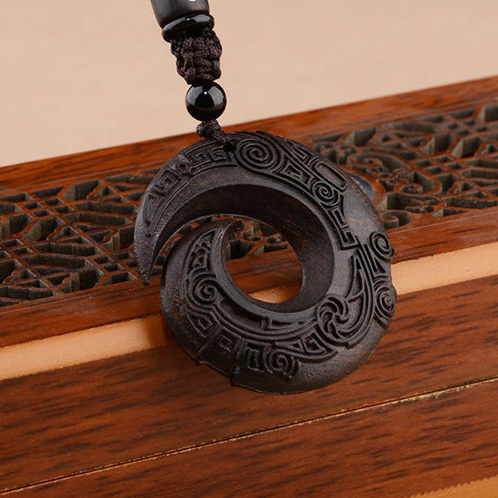 Buddha Stones Petite Feuille Bois de Santal Rouge Bois d'Ébène La Chance Améliore Le Motif de Conception Collier Pendentif de Protection