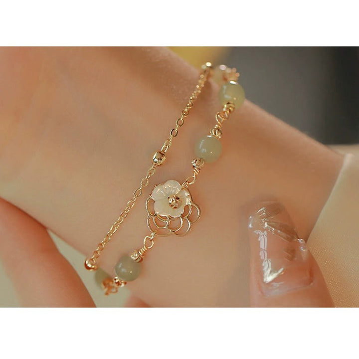 Bracelet porte-bonheur double couche en jade plaqué or 14 carats avec papillon et fleur de pierre Tridacna de Buddha Stones