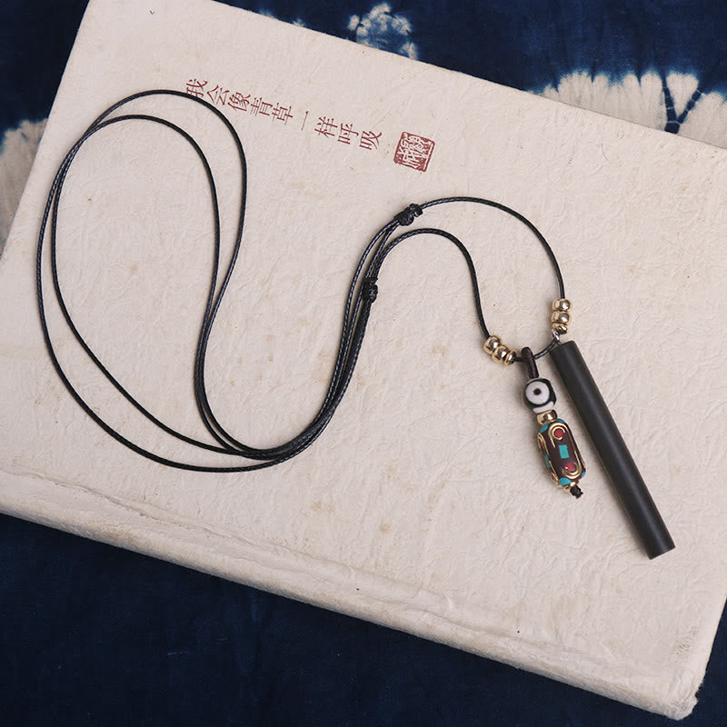 Collier pendentif en perles dzi en bois d'ébène tibétain avec symbole de paix et de calme