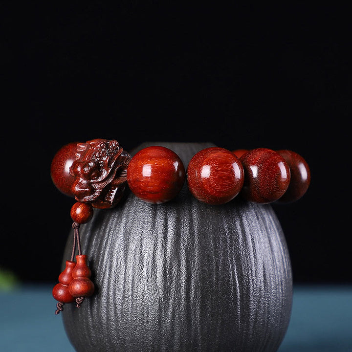 Bracelet de protection sculpté en forme de dragon en bois de santal vert et bois de rose avec petites feuilles de Buddha Stones