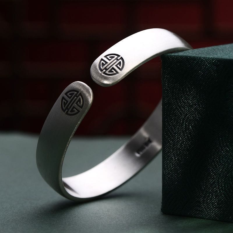 Bracelet Feng Shui en Buddha Stones avec cinq pièces de monnaie de l'empereur et cacahuètes