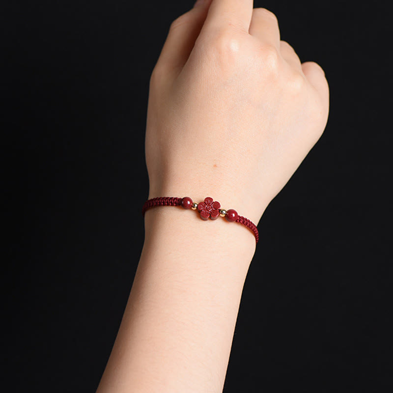 Bracelet en fil rouge avec trèfle à quatre feuilles et fleur à cinq pétales en cinabre et bénédiction de Buddha Stones