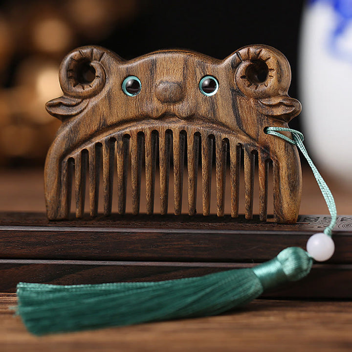 Mini peigne portable en bois de santal vert avec symbole du zodiaque chinois - Bois de Chacate Preto - Chèvre - image 14