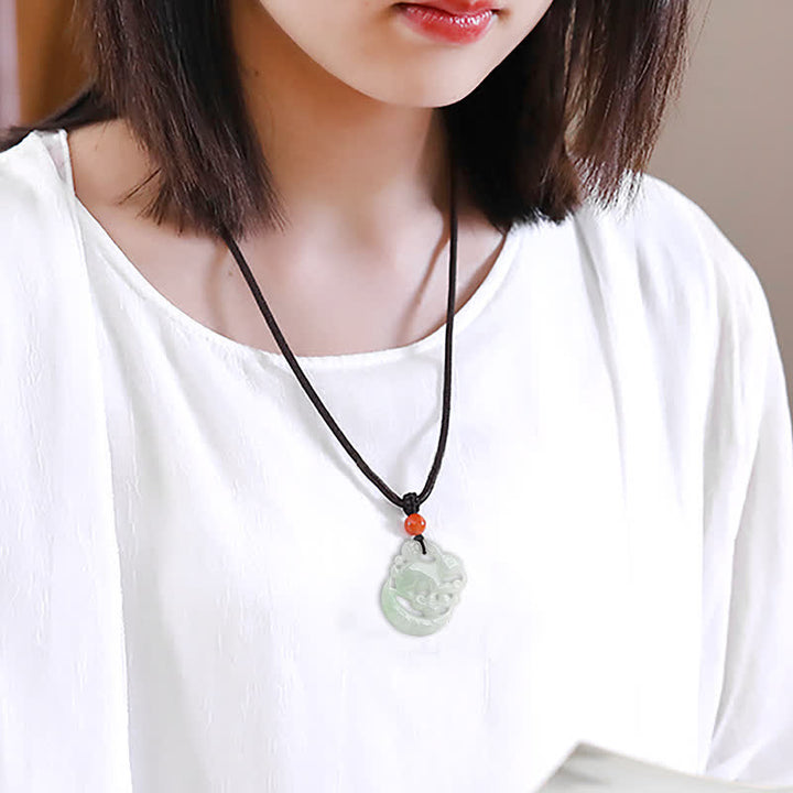 Collier pendentif de protection en croissant de lune en jade blanc de l'année du lapin