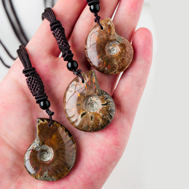 Collier pendentif de guérison et de méditation en Buddha Stones avec motif d'escargot fossile d'ammonite naturelle